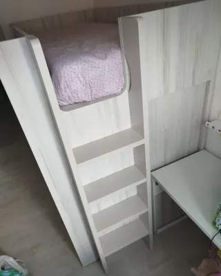 Cama con armarios integrados