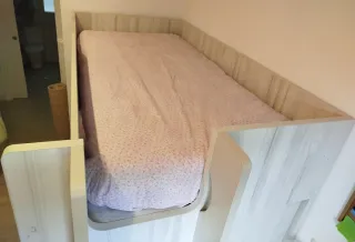 Cama con armarios integrados