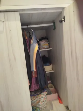 Cama con armarios integrados