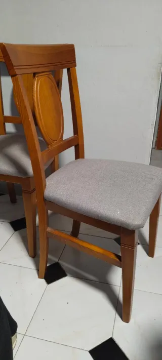 Juego de 4 sillas de salón de madera