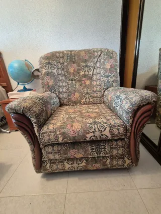 3 Butacas de tela con detalles de madera