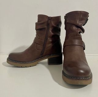 Botas de piel marrón con hebillas