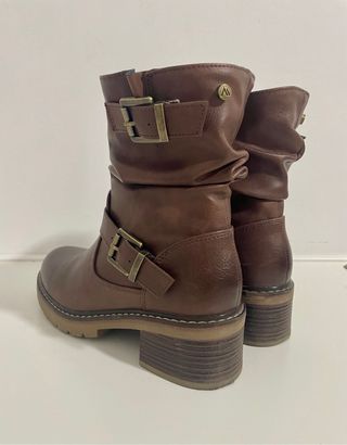 Botas de piel marrón con hebillas