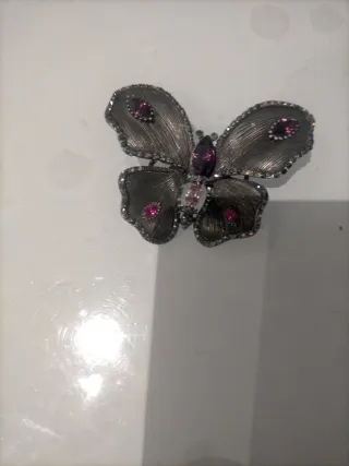 Broche Mariposa con Piedras Rosas y Plateadas