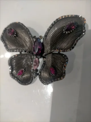 Broche Mariposa con Piedras Rosas y Plateadas
