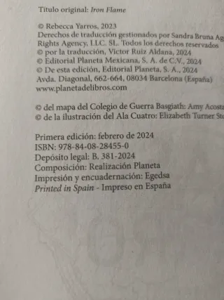 Alas de Hierro, Rebecca Yarros. Cantos tintados