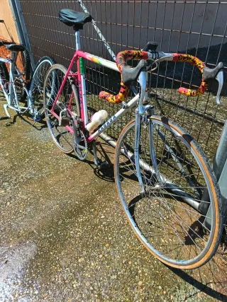 Bicicleta de carretera vintage rosa