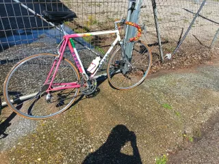 Bicicleta de carretera vintage rosa