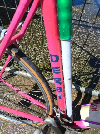 Bicicleta de carretera vintage rosa