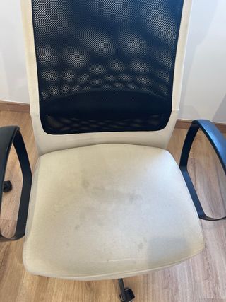 Silla de oficina beige y negra.