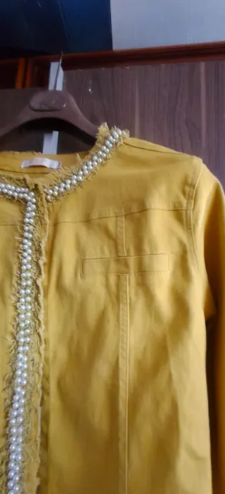 Cazadora vaquera amarilla con perlas