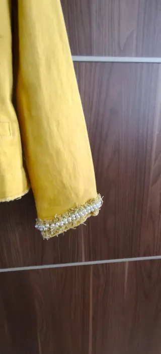 Cazadora vaquera amarilla con perlas