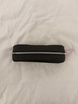 Estuche mediano Pull&Bear negro y morado