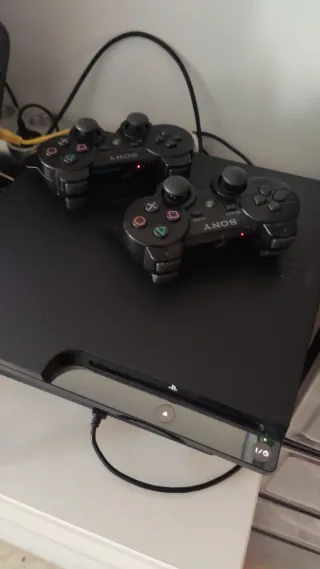 Consola PS3 Slim + 2 Mandos + Juegos + Cables