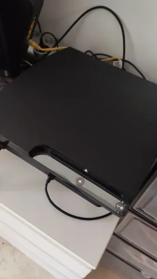 Consola PS3 Slim + 2 Mandos + Juegos + Cables