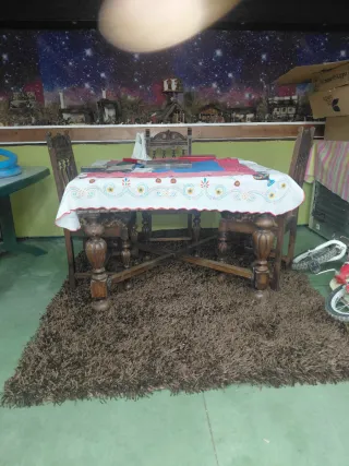 Mesa antigua tallada a mano