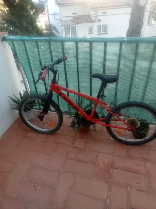 Bicicleta infantil morada y roja