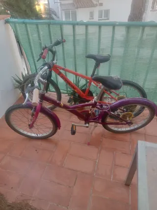 Bicicleta infantil morada y roja