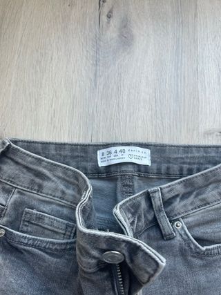 Pantalones ajustados grises