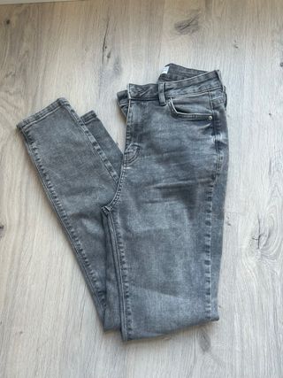 Pantalones ajustados grises