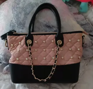 Bolso rosa y negro con perlas