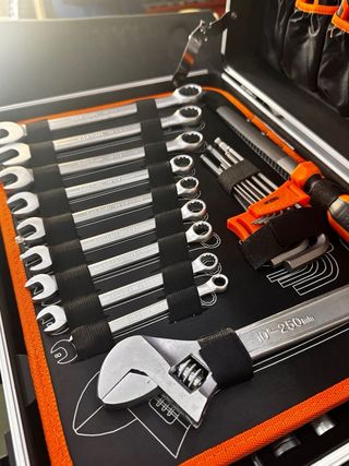 Caja de herramientas Aluminio 136Pc. F1