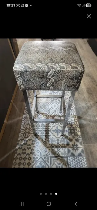 Taburetes altos de metal y tela