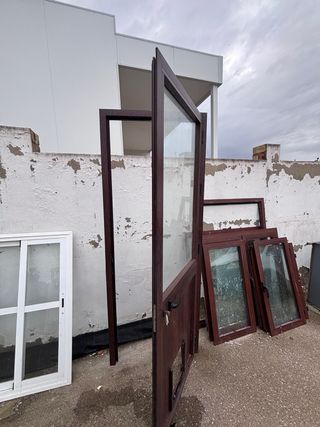 Puerta aluminio con climalit y gatera