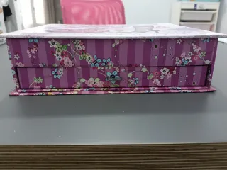 Joyero decorado con flores y botas