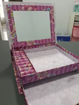 Joyero decorado con flores y botas