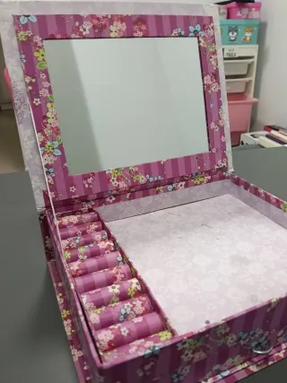Joyero decorado con flores y botas