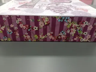 Joyero decorado con flores y botas