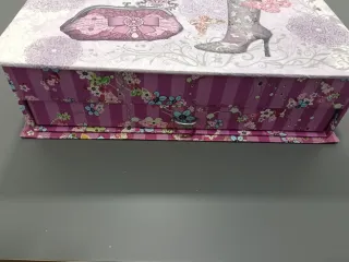 Joyero decorado con flores y botas