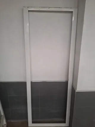 Puerta de aluminio blanca.