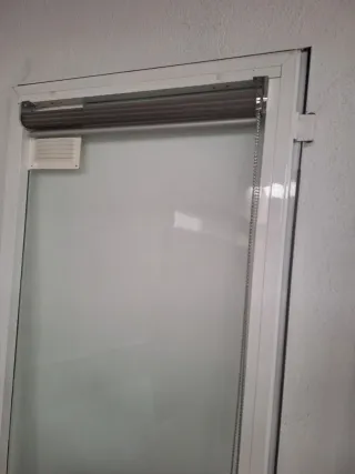 Puerta de aluminio blanca.