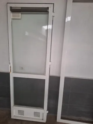Puerta de aluminio blanca.