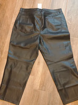 Pantalón efecto cuero recto talla plus MANGO