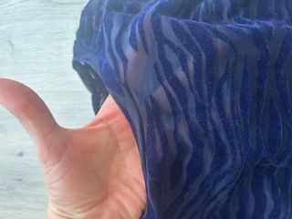 Camiseta azul transparente con estampado cebra