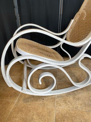 Mecedora antigua de mimbre y madera