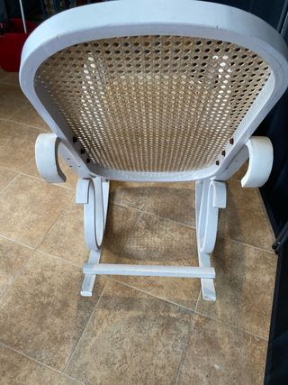 Mecedora antigua de mimbre y madera