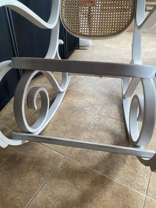 Mecedora antigua de mimbre y madera