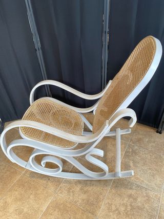 Mecedora antigua de mimbre y madera