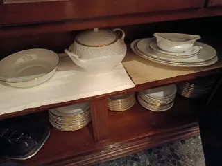 Juego de porcelana blanco y dorado