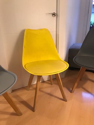 Sillas Maisons du Monde grises y amarillas