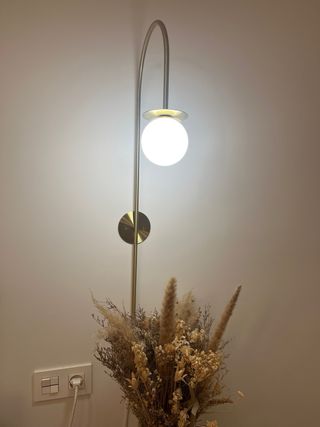 Lámparas de pared doradas con globo de cristal