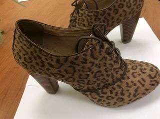 Zapatos de tacón estampado... tallas 37,5 y 38