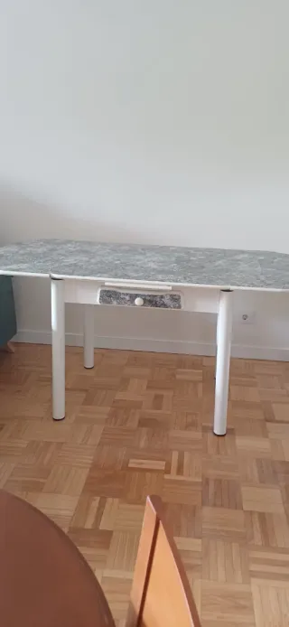 Silla y Mesa de comedor con cajón