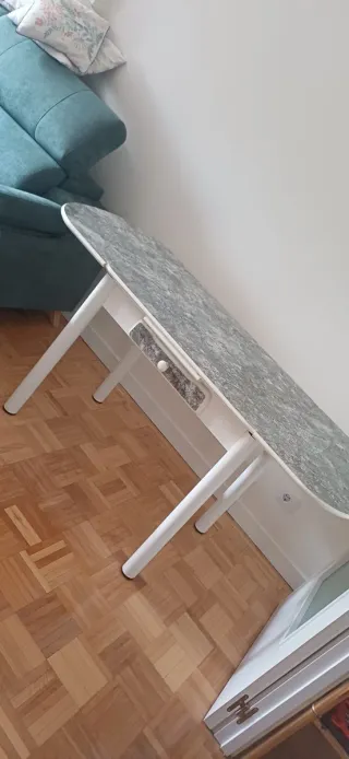Silla y Mesa de comedor con cajón