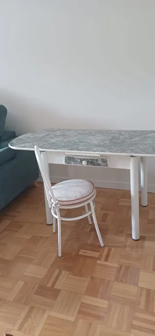Silla y Mesa de comedor con cajón
