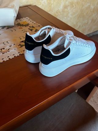 Alexander McQueen Bambas Blancas y Negras Nuevas